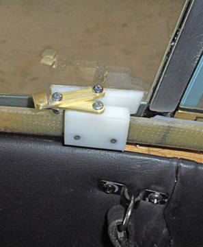 Vent-pane stay, closed