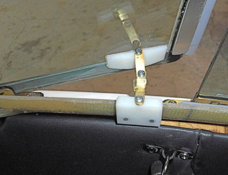 Vent-pane stay, open